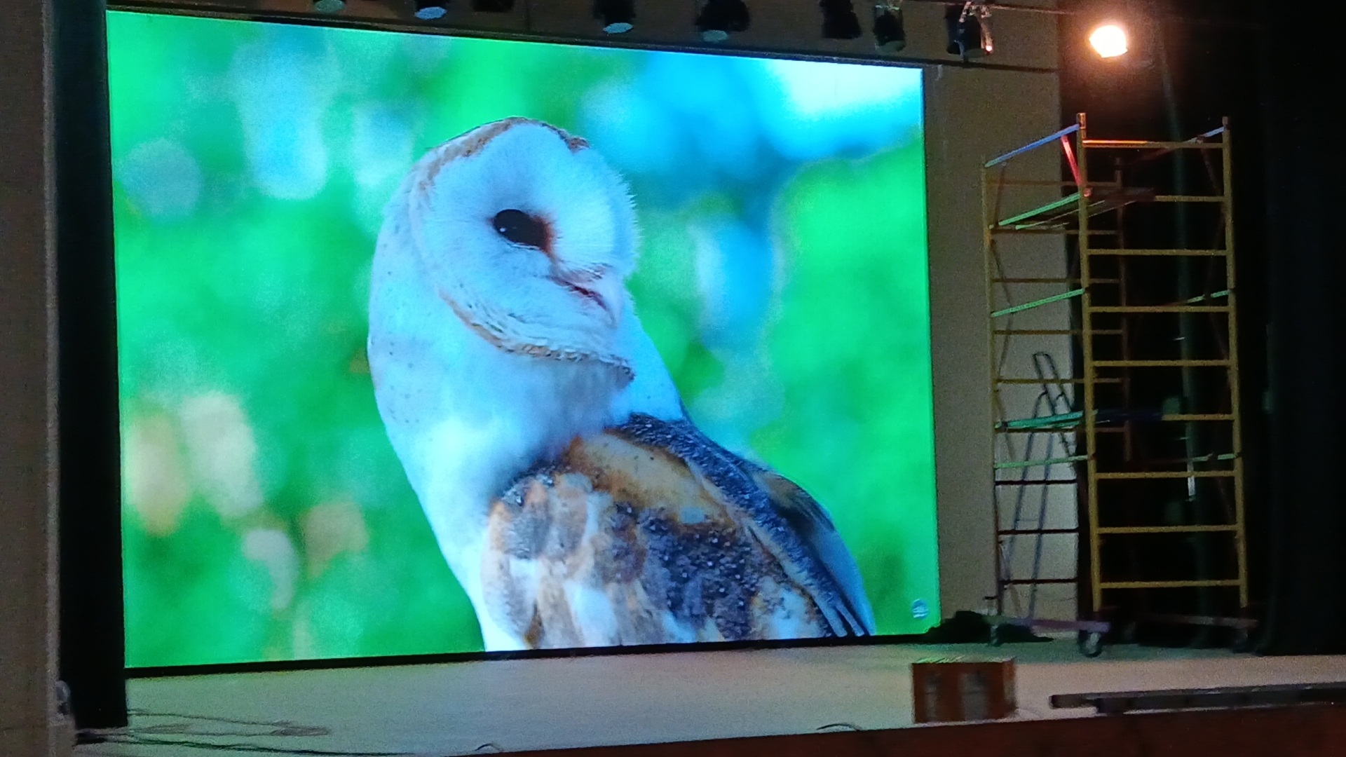 Экран для сцены в молодежном центре, Канск