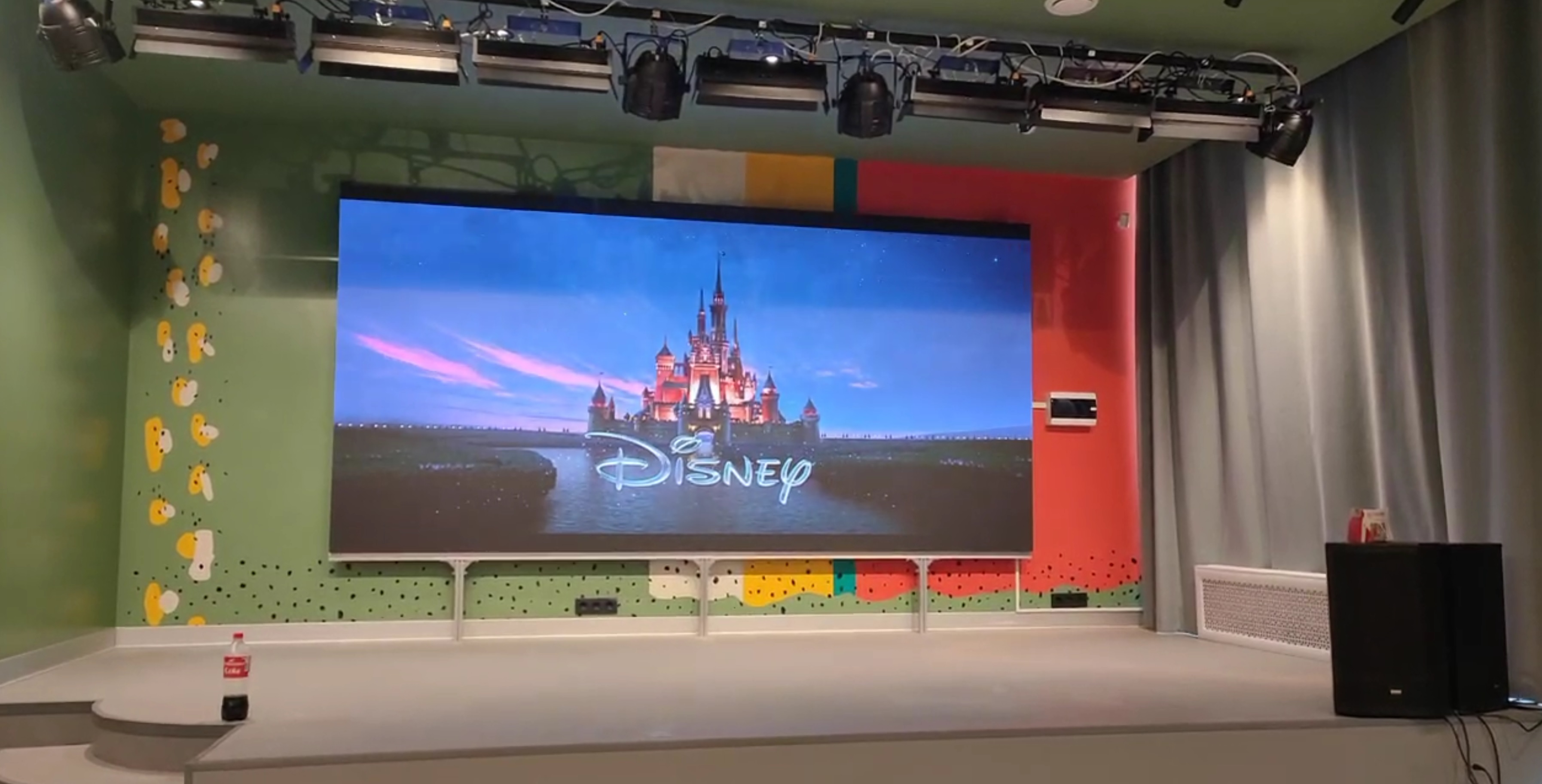 Экран для Центра социальной помощи семье и детям Калининского района Санкт-Петербурга